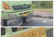 Mobil Truk Fuso Muatan Tanah Ugal – Ugalan dan Supirnya Pake Marah – Marah, Hampir Menabrak Pemotor.