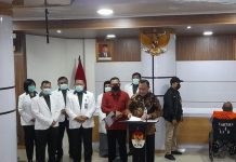 Gubernur Papua, Lukas Enembe Resmi ditahan KPK, duduk di Kursi Roda dengan Rompi Oranye