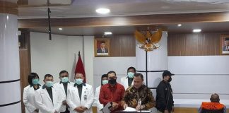 Gubernur Papua, Lukas Enembe Resmi ditahan KPK, duduk di Kursi Roda dengan Rompi Oranye
