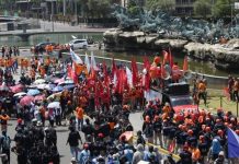 Aksi Demo Buruh di Patung Kuda tentang Pencabutan Perpu Cipta Kerja