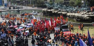 Aksi Demo Buruh di Patung Kuda tentang Pencabutan Perpu Cipta Kerja