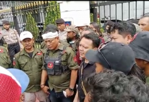 Aksi Unjuk Rasa Meminta Dani Ramdan Mundur dari Jabatan di Pemda Bekasi