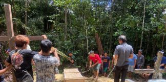 Satgas Pamtas Yonif 645/Gty Peduli dan Empati Bantu Proses Pemakaman Warga Meninggal