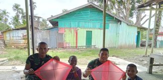 Satgas Yonif 132/BS Ajarkan Anak-Anak Membuat Layang-Layang Sendiri
