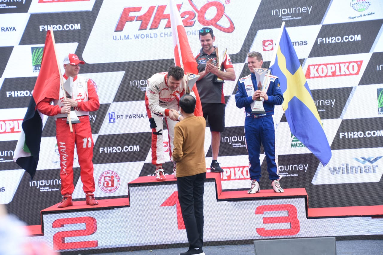 Presiden memberikan Selamat pada Juara PowerBoat F1 H2O