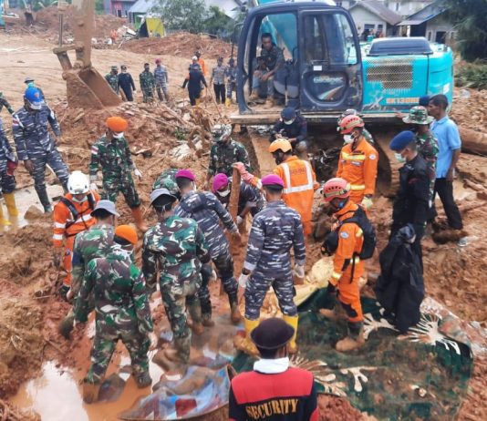 36 Jiwa Teridentifikasi, Prajurit Kodam I/BB Bersama Tim SAR Terus Cari Korban Longsor Serasan