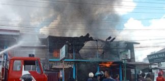 Si Jago merah Hanguskan Delapan Ruko Pertokoan Nyaris Ludes Terbakar, Di Jalan MT. Hartono KM 5 Sintang