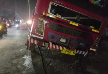 Sebuah Truk Terperosok Gorong-gorong, Jalan Industri Pasir Gombong Cikarang Macet