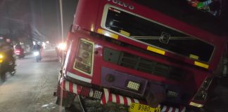 Sebuah Truk Terperosok Gorong-gorong, Jalan Industri Pasir Gombong Cikarang Macet