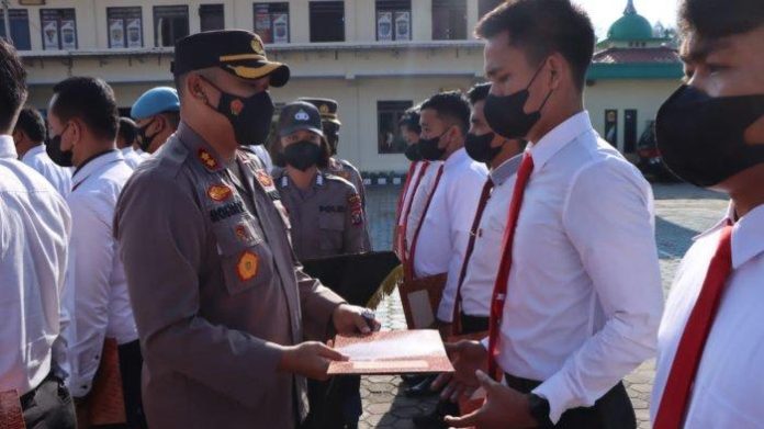 Kapolres-Tanah-Karo-AKBP-Ronny-Nicolas-Sidabutar-beri-pengharg44n