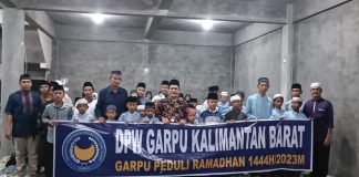 DPW & DPD Gerakan Restorasi Pedagang Dan UMKM (GARPU) Kalbar Berbagi Takzil Bersama Santri di Masjid AD-DHIYA UL LAMI.