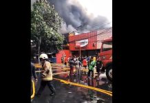 Kebakaran Besar Pabrik Cat di Panjaringan, 30 Unit Mobil Pemadam dikerahkan