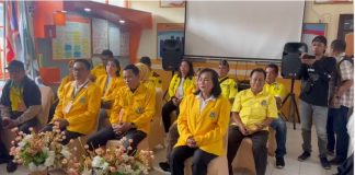 Pendaftaran Bacaleg Golkar ke kantor KPU Muara Teweh di kawal massa Bacaleg dan kader partai