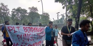 Pergerakan Mahasiswa Islam Indonesia (PMII) lakukan aksi demonstrasi di depan gedung PEMKOT Bekasi