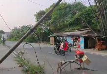 Tiang Nyaris Roboh, Tiga Pemotor Tersangkut Kabel di Kalimalang Bekasi