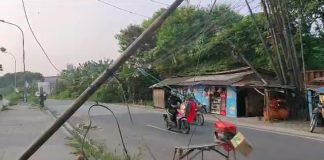Tiang Nyaris Roboh, Tiga Pemotor Tersangkut Kabel di Kalimalang Bekasi