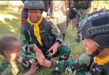 Satgas Mobile Raider 300/Bjw Siliwangi Berbagi Baju Untuk Warga Jenggernok