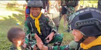 Satgas Mobile Raider 300/Bjw Siliwangi Berbagi Baju Untuk Warga Jenggernok