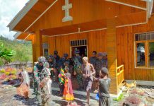 Satgas Mobile Raider 300 Melaksanakan Ibadah Dan Berikan Yankes