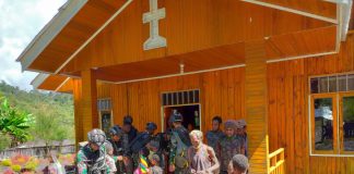 Satgas Mobile Raider 300 Melaksanakan Ibadah Dan Berikan Yankes