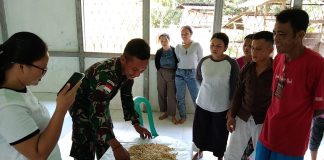 Tingkatkan Ketahanan Pangan, Satgas Yonarmed 16/TK Ajarkan Pembuatan Tempe Kepada Warga Perbatasan.