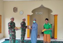 Tingkatkan Keharmonisan Umat Beragama Satgas Pamtas RI – Mly Yonarmed 10/ Bradjamusti Bagikan Al-Qur’an