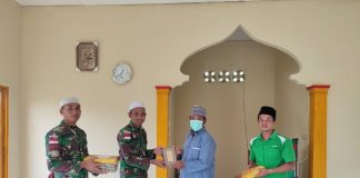 Tingkatkan Keharmonisan Umat Beragama Satgas Pamtas RI – Mly Yonarmed 10/ Bradjamusti Bagikan Al-Qur’an