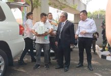 Penampakan Pengacara Terdakwa Kasus BTS Kominfo Bawa Tumpukan 1,8 Juta Dolar AS ke Kejagung