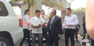 Penampakan Pengacara Terdakwa Kasus BTS Kominfo Bawa Tumpukan 1,8 Juta Dolar AS ke Kejagung