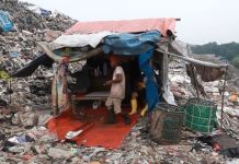 Penampakan Warung Diatas Gunung Sampah Bantar Gebang