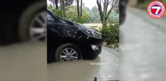 MOBIL DINAS MELINTAS JALAN YANG BARU SAJA DICOR DI LUBUKLINGGAU
