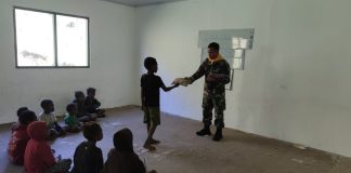 Satgas Mobile Raider 300 Siliwangi Berikan Cahaya Pendidikan Bagi Anak-anak Yang Kehilangan Sekolah