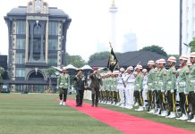 Jenderal TNI Dr. Dudung Abdurachman Anugerahkan Bintang Kartika Eka Paksi Utama Kepada Kasad Singapura