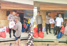 Polsek Muaragembong Bagikan Paket Sembako dan Paket Pendidikan Pada Warga Dalam Rangka Baksos TNI – Polri Lulusan AKABRI 90 Tahun 2023