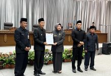 Pj. Bupati Terima Penyampaian Pemandangan Umum Fraksi Terkait Raperda.