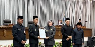Pj. Bupati Terima Penyampaian Pemandangan Umum Fraksi Terkait Raperda.