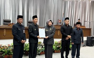 Pj. Bupati Terima Penyampaian Pemandangan Umum Fraksi Terkait Raperda.