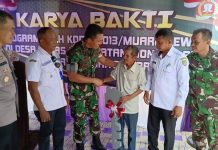 Penyerahan Kunci Rumah Layak Huni untuk Warga Kurang Mampu oleh Dandim Muara Teweh