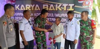 Penyerahan Kunci Rumah Layak Huni untuk Warga Kurang Mampu oleh Dandim Muara Teweh