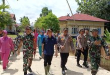 Kodim 1013/Mtw, PJ Bupati dan Kapolres Barito Utara Laksanakan Bakti Sosial di Lokasi Bencana Banjir