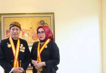 PJ Bupati dan PKK Barito Utara menerima Gelar Ningrat di Solo