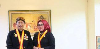 PJ Bupati dan PKK Barito Utara menerima Gelar Ningrat di Solo