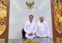 PJ Bupati Barito Utara memberi himbauan kepada jamaah menuju acara haulan guru sekumpul