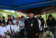 Pj. Sekda Selaku Inspektur Upacara Pada Prosesi Pemakaman Wakil Bupati Drs Ompie Herby Barito Utara, Periode 2013-2018