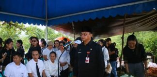 Pj. Sekda Selaku Inspektur Upacara Pada Prosesi Pemakaman Wakil Bupati Drs Ompie Herby Barito Utara, Periode 2013-2018
