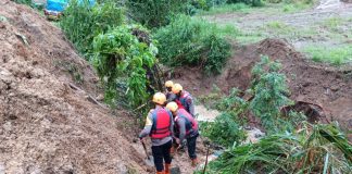 Brimob Polda Sumut Tanggap Darurat Bersihkan Longsor di Padang Sidempuan
