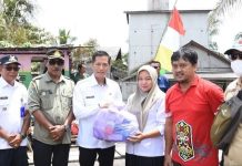 Pj Bupati Barito Utara Tinjau dan Salurkan Bantuan ke Wilayah Terdampak Banjir di Kecamatan Montallat