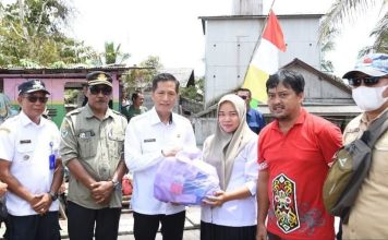 Pj Bupati Barito Utara Tinjau dan Salurkan Bantuan ke Wilayah Terdampak Banjir di Kecamatan Montallat