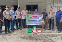 PKS PT Anderson Unedo dan Polsek Tapung Gelar Kegiatan Jumat Berkah, Salurkan Sembako untuk Warga Kurang Mampu