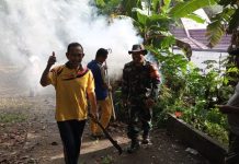Babinsa Kampung Hilir Gandeng Warga Gotong Royong Bersihkan Jalan Menuju Makam
